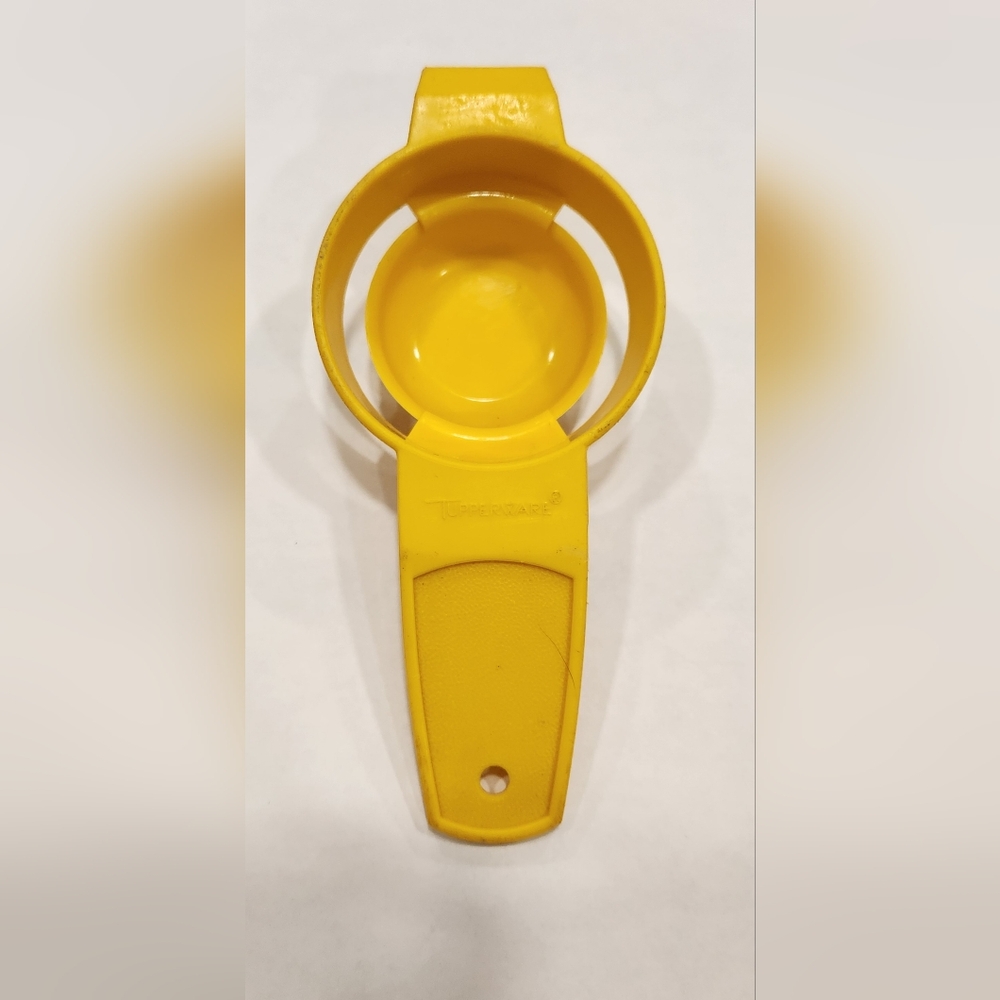 VINTAGE TUPPERWARE HARVEST GOLD EGG SEPARATOR 779-10 YOLKSTER GADGET